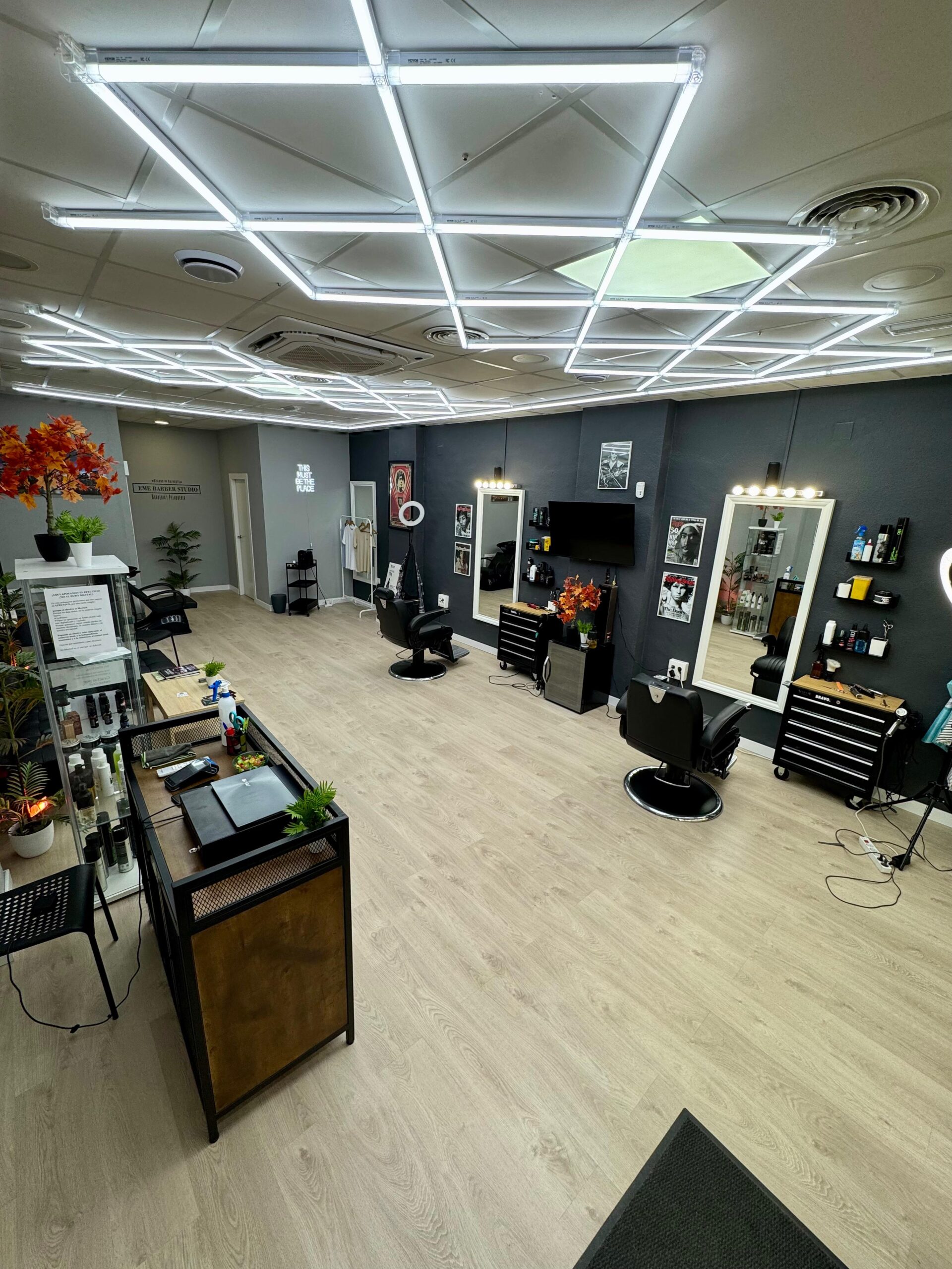 Área de atención y corte en la barbería